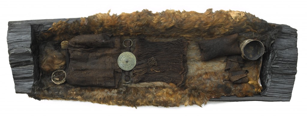 Tomba della "Ragazza di Egtved, 1370-1390 a.C.; il secchio sulla destra contiene tracce di birra di grano, miele, mirtillo (per gentile concessione del Museo Nazionale di Danimarca )