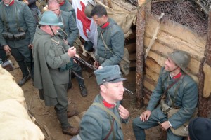 Piergiorgio Saletti stà istruendo, su indicazioni di Mauro Vittorio Quattrina, dei veri soldati dell'Esercito Italiano utilizzati come figuranti durante le riprese in trincea del Film "Fango e Gloria"