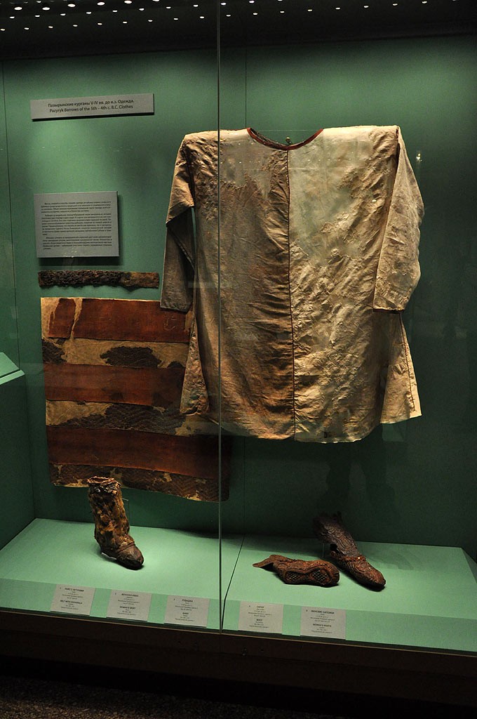Museo dell'Hermitage, San Pietroburgo<br/> Tunica maschile in canapa e stivali decorati in feltro dal kurgan 2 Foto di Roman Maisej