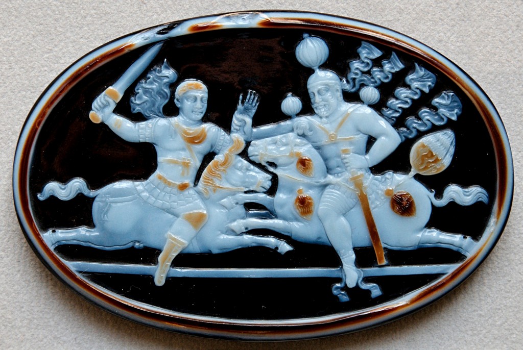 Cameo raffigurante re Sapore I che afferra per il braccio l'imperatore Valeriano, a segnalare la cattura e sottomissione del sovrano romano dopo la battaglia di Edessa (Cabinet des Médailles, Parigi).