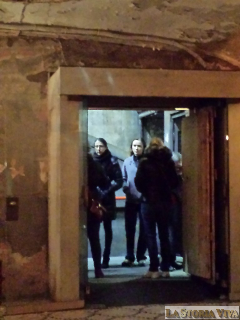 Visitatori in attesa di entrare.
