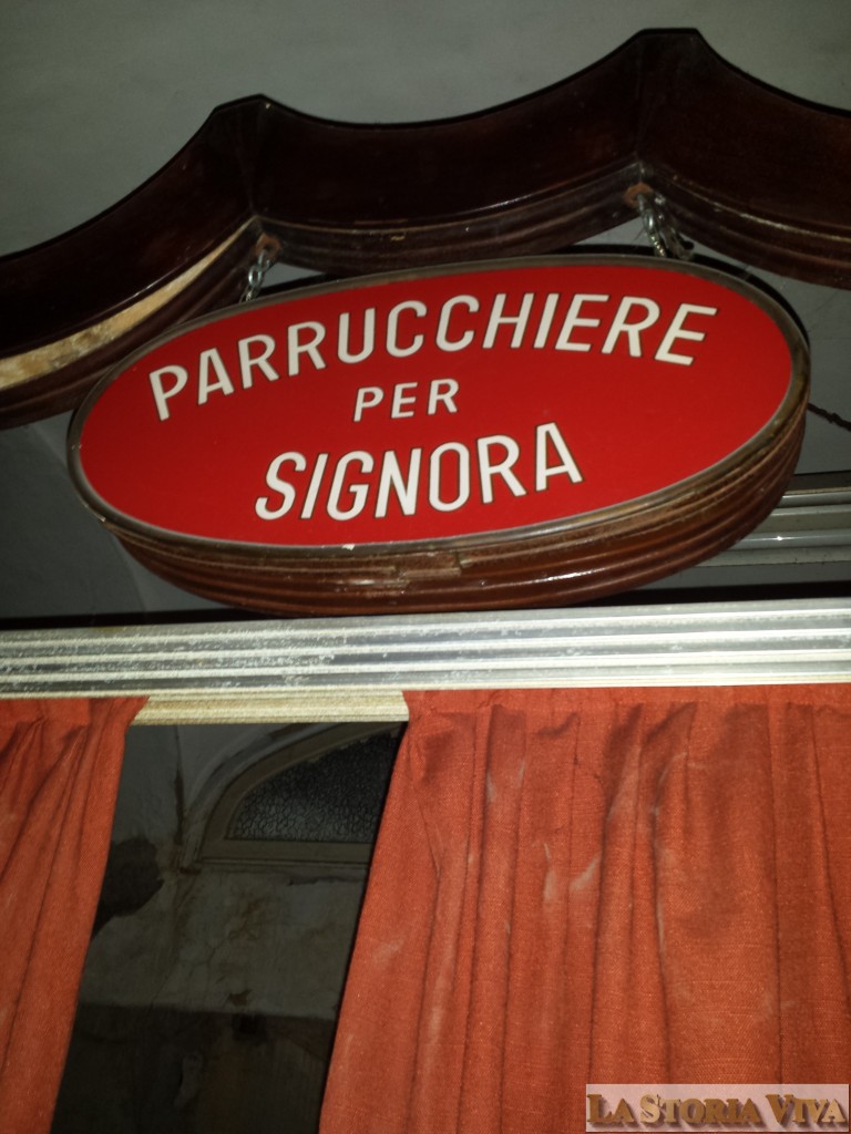 Una delle insegne ancora presenti.