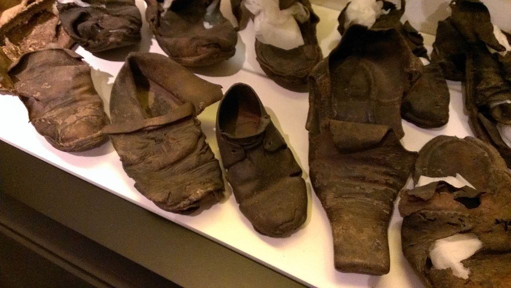 Collezione di scarpe nascoste e rinvenute nell'East Anglia, St Edmundsbury Heritage Service, St Edmundsbury Borough Council