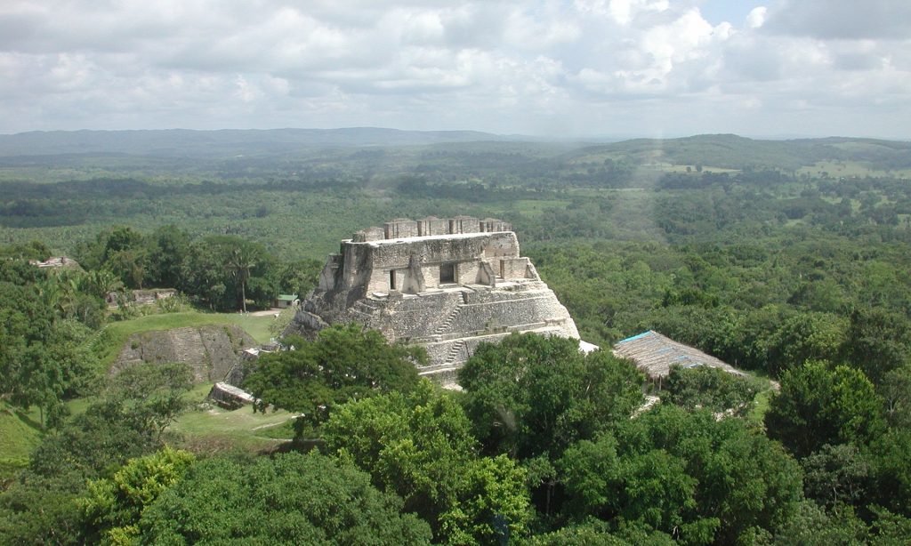 Xunantunich, in Belize occidentale, dove gli archeologi hanno trovato una tomba e pannelli geroglifici raffiguranti la storia della 'dinastia serpente'. (Foto: Jaime Awe)