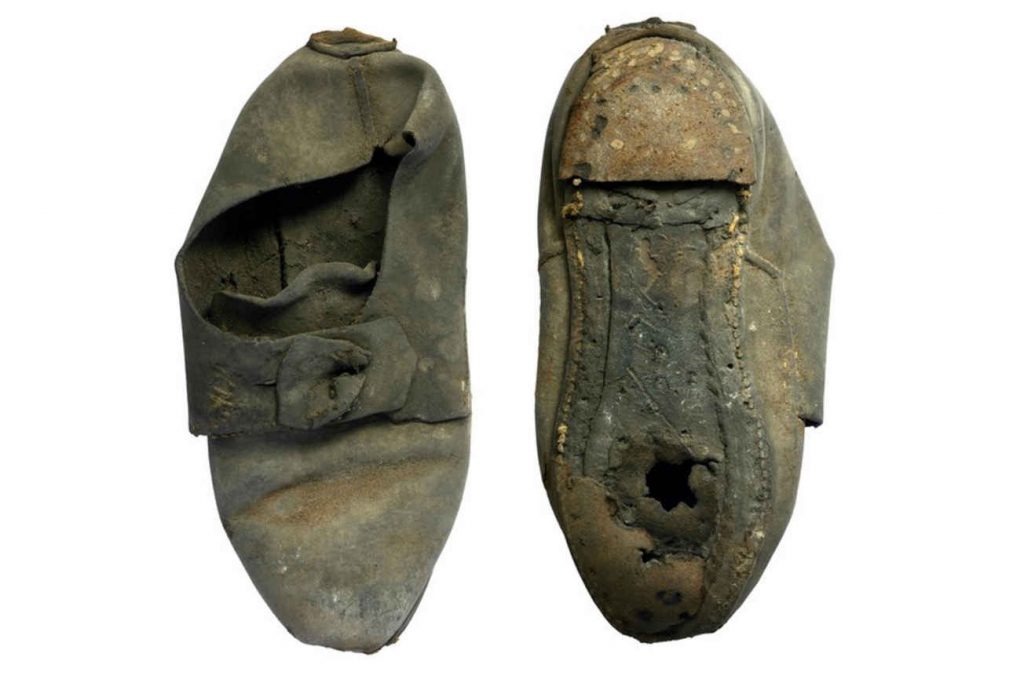 Questa scarpa incredibilmente ben conservata, è stata verosimilmente usata come difesa dagli spiriti maligni al St. John College, secondo l'opinione degli studiosi. (Foto: Cambridge Archaeological Unit)