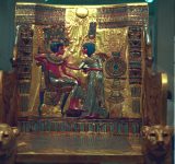La regina Ankhesenamon e suo marito-fratellastro Tutankhamon in una scena d'intimità famigliare sullo schienale del trono rivenuto nella Tomba di Tutankhamon, conservato al Museo egizio del Cairo. Gli abiti del re e della regina sono in argento, mentre i corpi sono stati resi con intarsi di pasta vitrea rossa e le acconciature e i copricapi tramite faience blu; lo sfondo è in oro.