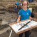 La volontaria Sarah Baker con una delle duerare spade da cavalleria. (Foto: Sonya Galloway)