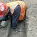 Un archeologo recupera uno dei teschi di periodo romano