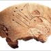 Il bruciatore di incenso trovato nella tomba contiene volti a forma di sole, che corrispondono a precedenti ritrovamenti di antica arte rupestre in Siberia. (Foto: IIMK RAS)